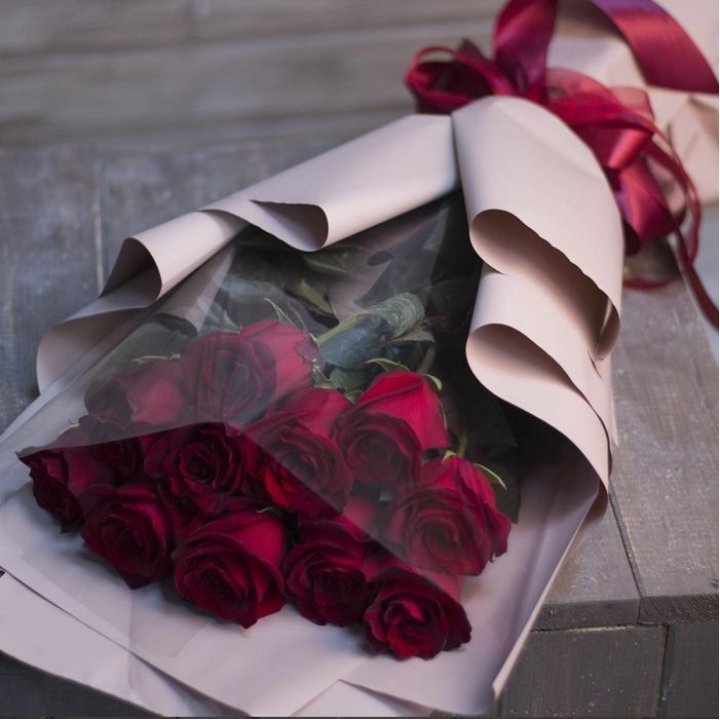 11 голландских роз в оформлении в Владикавказе