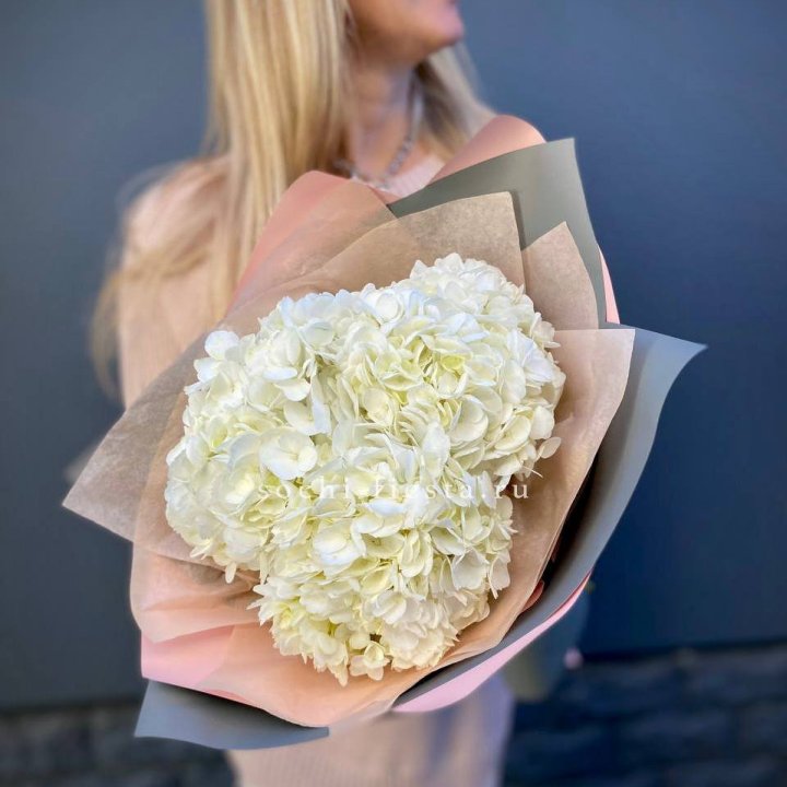 Букет из трёх белых гортензий в Владикавказе