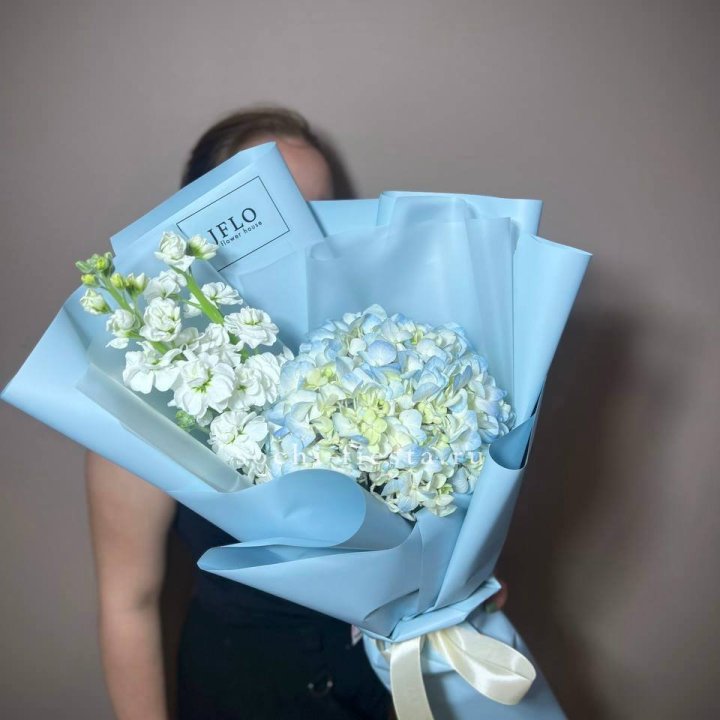 Гортензия голубая с маттиолой в Владикавказе