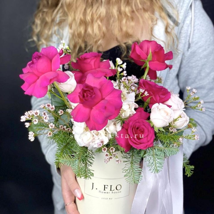 Новогодняя композиция в коробке пинк розе в Владикавказе