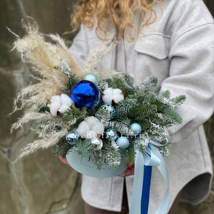 Новогодняя композиция в коробке блю в Владикавказе