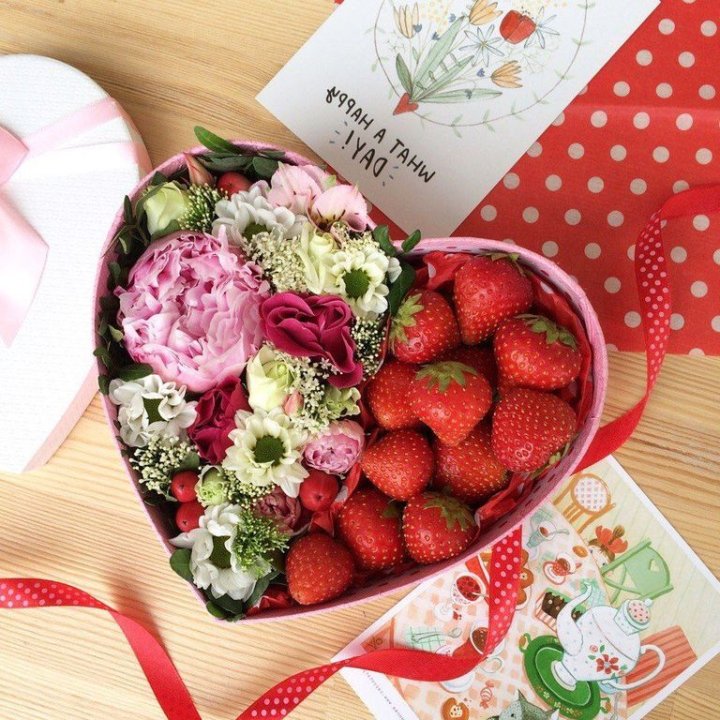 Бокс с клубникой и цветами в Владикавказе