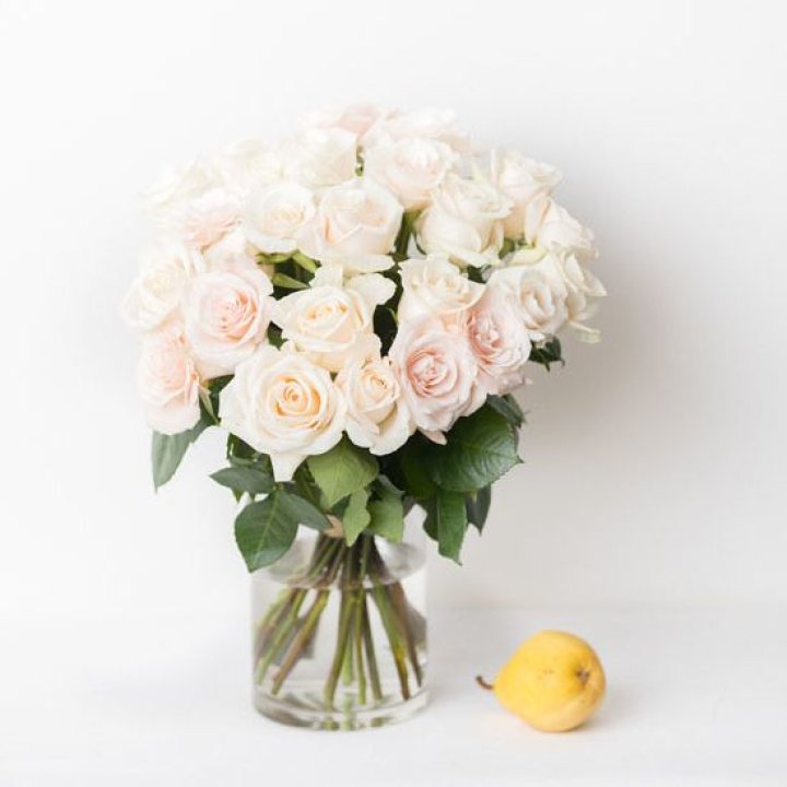 25 кремовых роз в Владикавказе