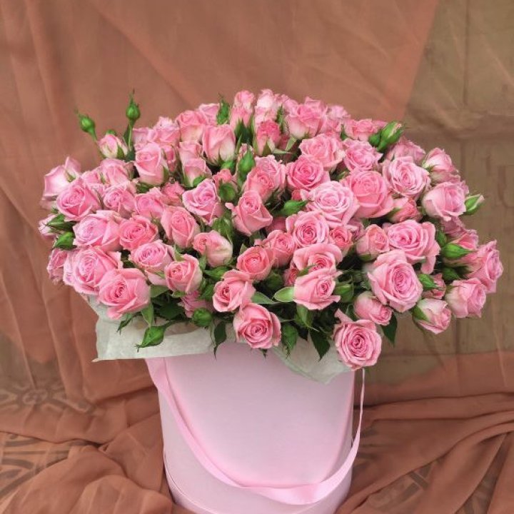 Кустовые розы в коробке в Владикавказе