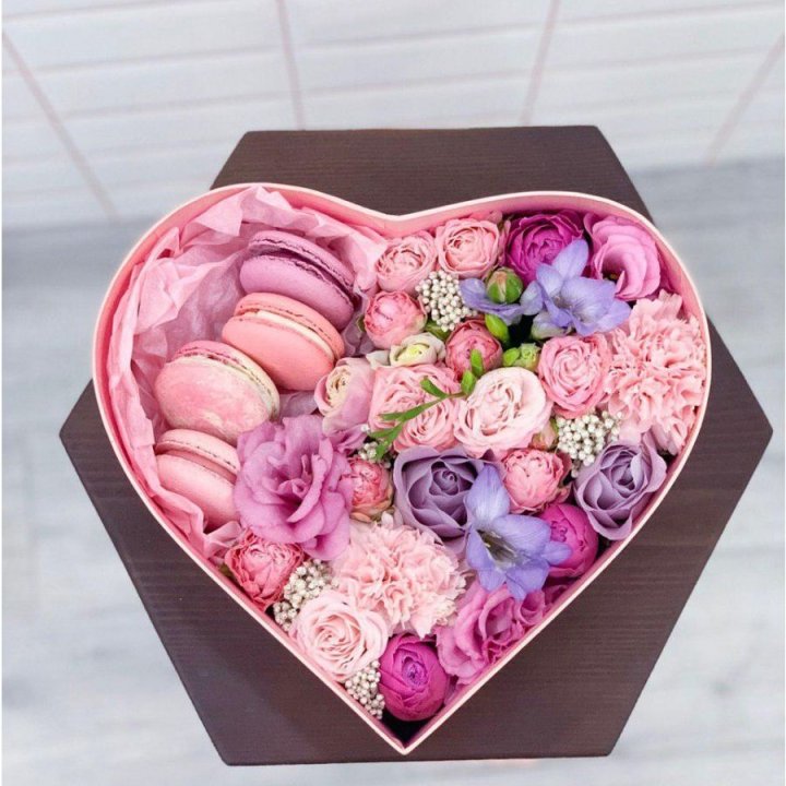Бокс-сердце с макаронс  в Владикавказе