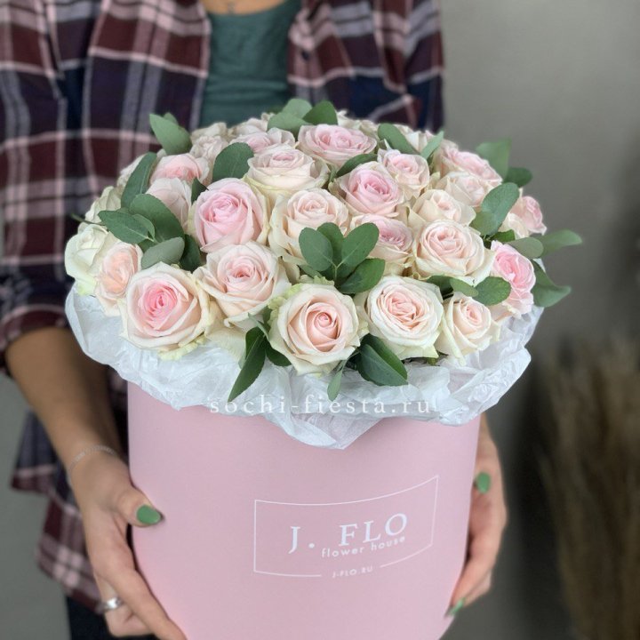 35 розовых роз в цилиндре в Владикавказе