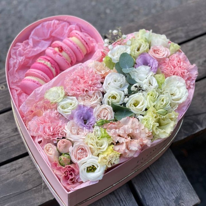 Бокс-сердце с макарон "Пинк" в Владикавказе