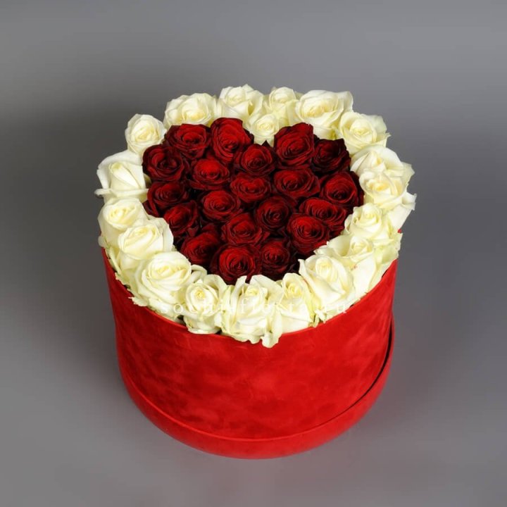 39 красных и белых роз в цилиндре в Владикавказе