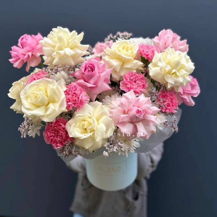 Коробка французских роз и диантусов "Бони" в Владикавказе