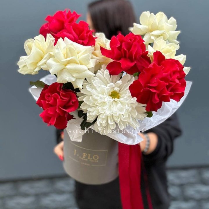 Французские розы с хризантемой в боксе в Владикавказе