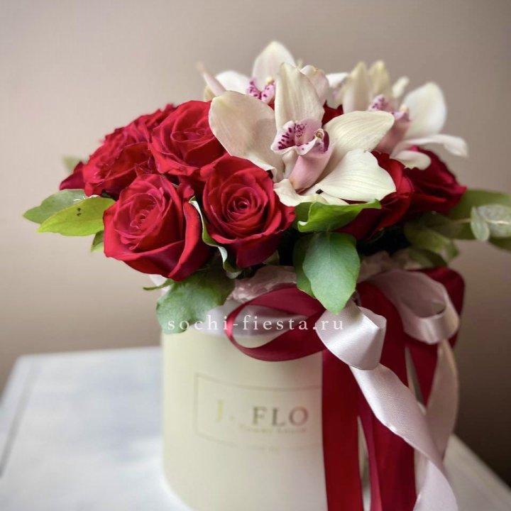 Розы и орхидеи в боксе в Владикавказе