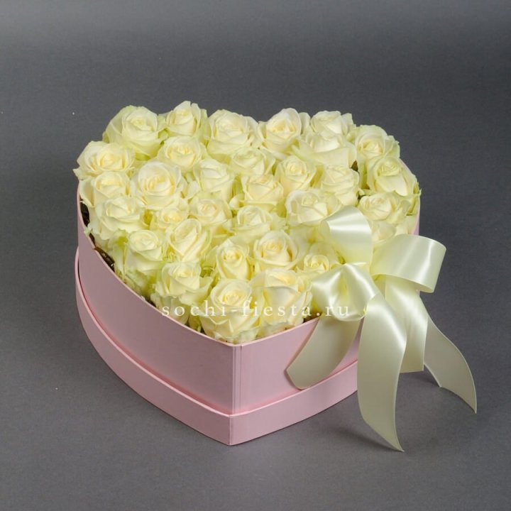 35 белых роз в коробке "Сердце" в Владикавказе