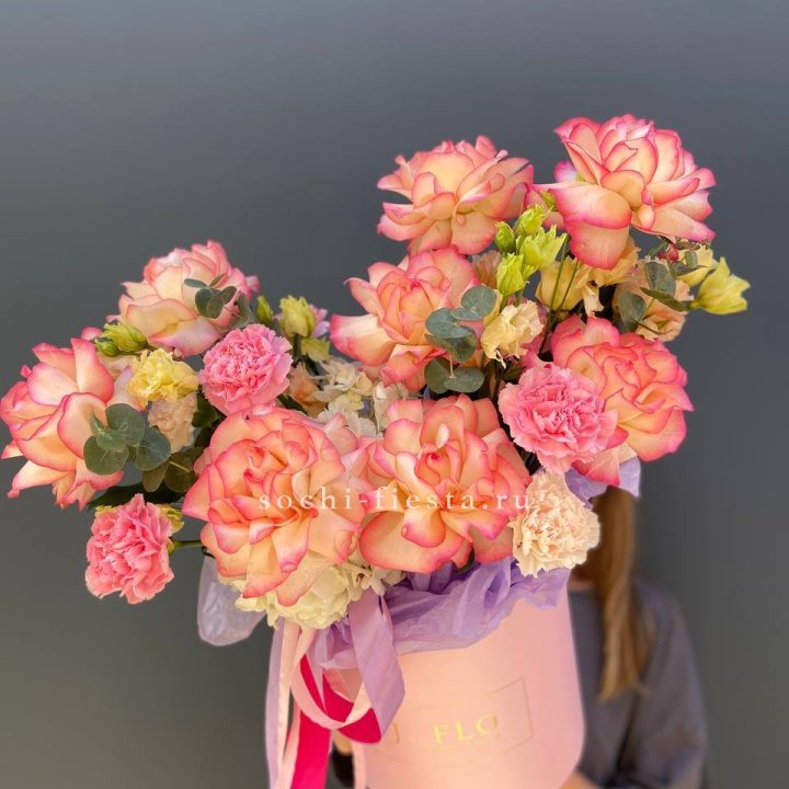 Бокс нежный с розами в Владикавказе