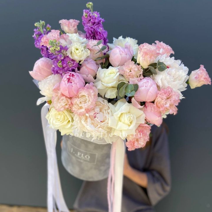 Дизайнерский цилиндр с пионами "Ривьера" в Владикавказе