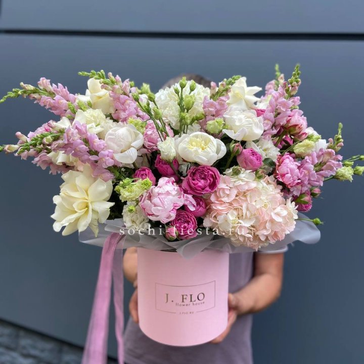 Дизайнерский цилиндр с пионами "Саманта" в Владикавказе