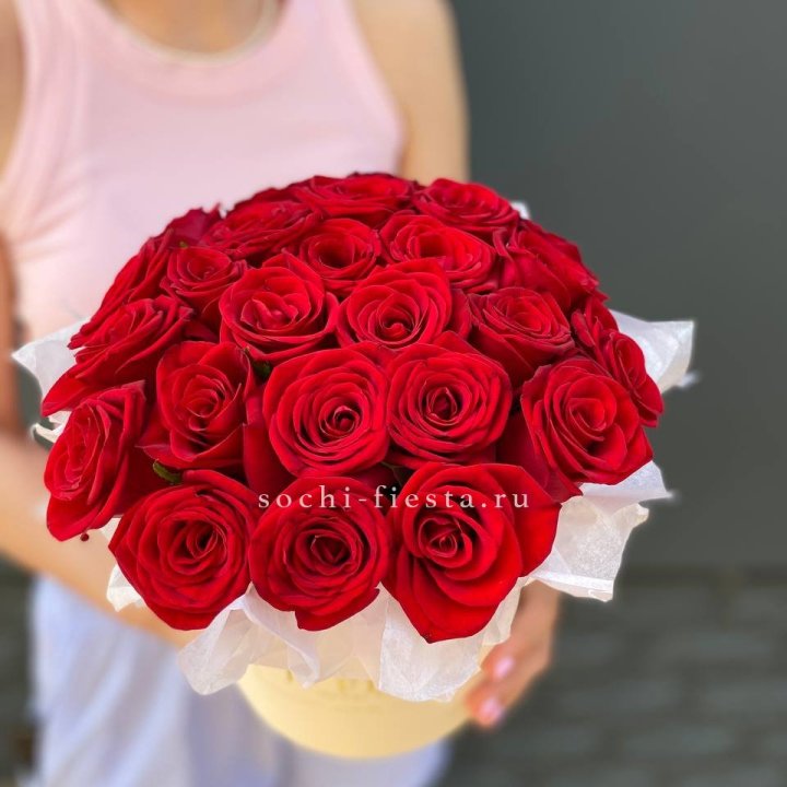 Красные розы в цилиндре в Владикавказе