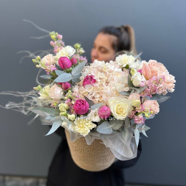 Цветочная композиция в джутовом боксе  в Владикавказе