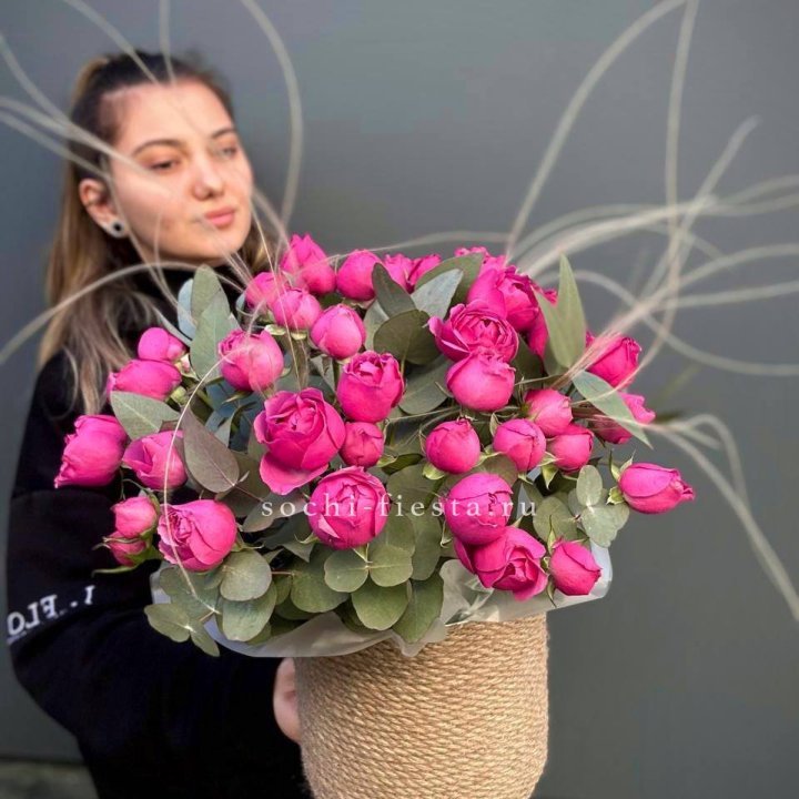 Пионовидные розы Мисти Бабблс в джутовом кашпо в Владикавказе