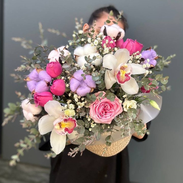 Орхидея и розы в джутовом кашпо в Владикавказе