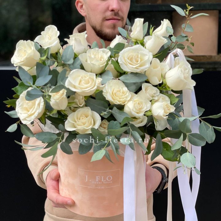 41 белая роз в бархатном боксе в Владикавказе