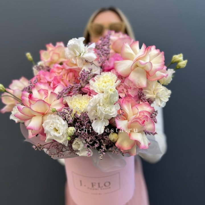 Цветочная композиция "Глория" в боксе в Владикавказе