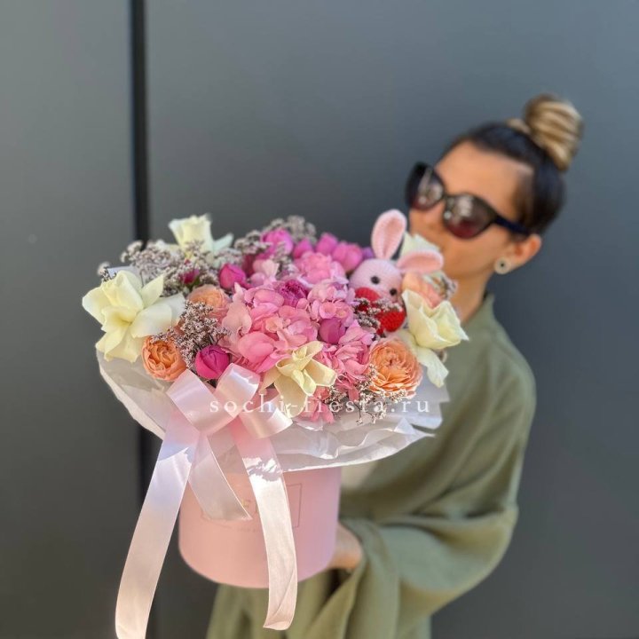 Дизайнерский цилиндр с игрушкой "Лола" в Владикавказе