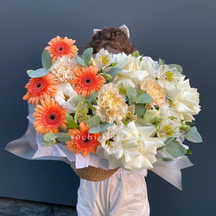 Розы и герберы в джутовом кашпо "Георгино" в Владикавказе