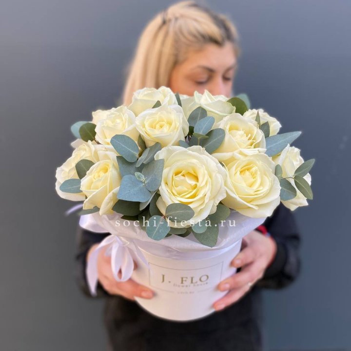 15 белых роз в боксе в Владикавказе