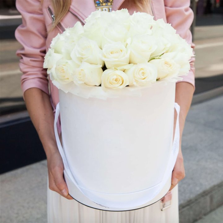 35 белых роз в цилиндре в Владикавказе