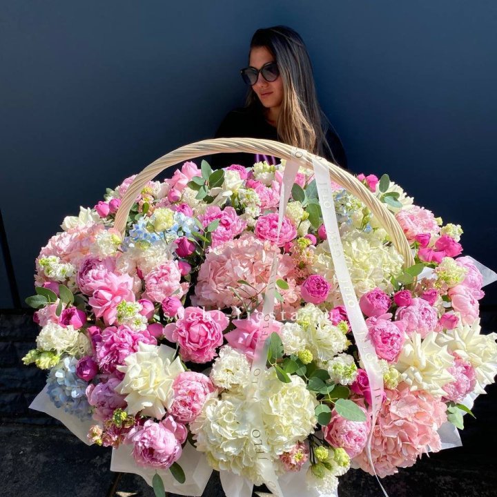 Цветочная корзина из пионов и пионовидных роз "Перфекте" в Владикавказе
