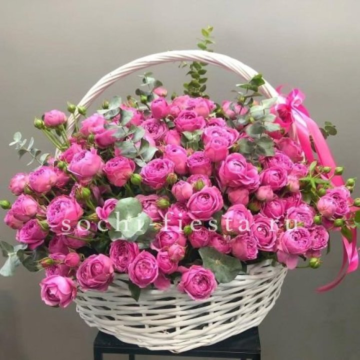 65 пионовидных кустовых роз в корзине в Владикавказе