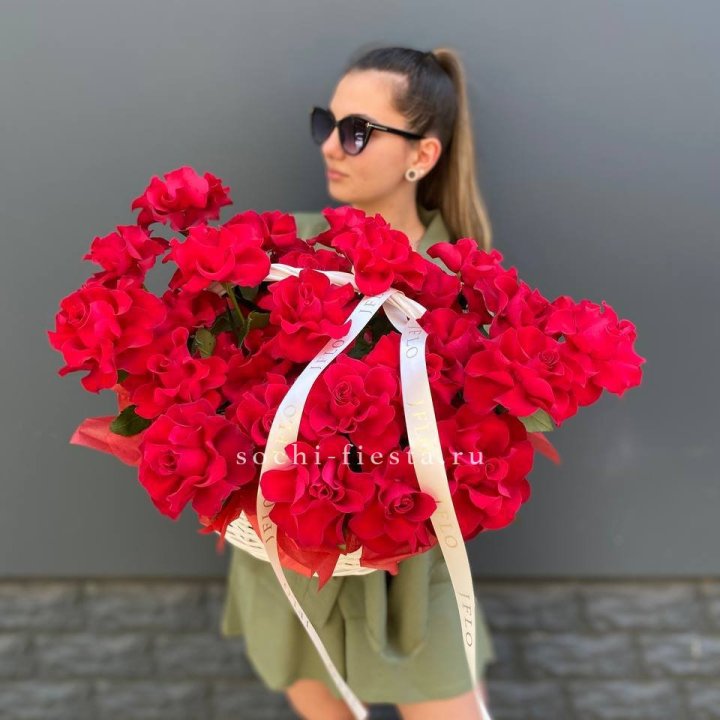 Красные французские розы в корзине в Владикавказе