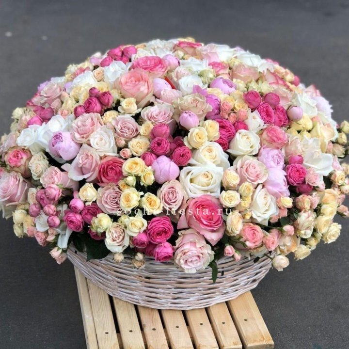 Цветочная корзина из пионов и пионовидных роз "Юниверсити" в Владикавказе