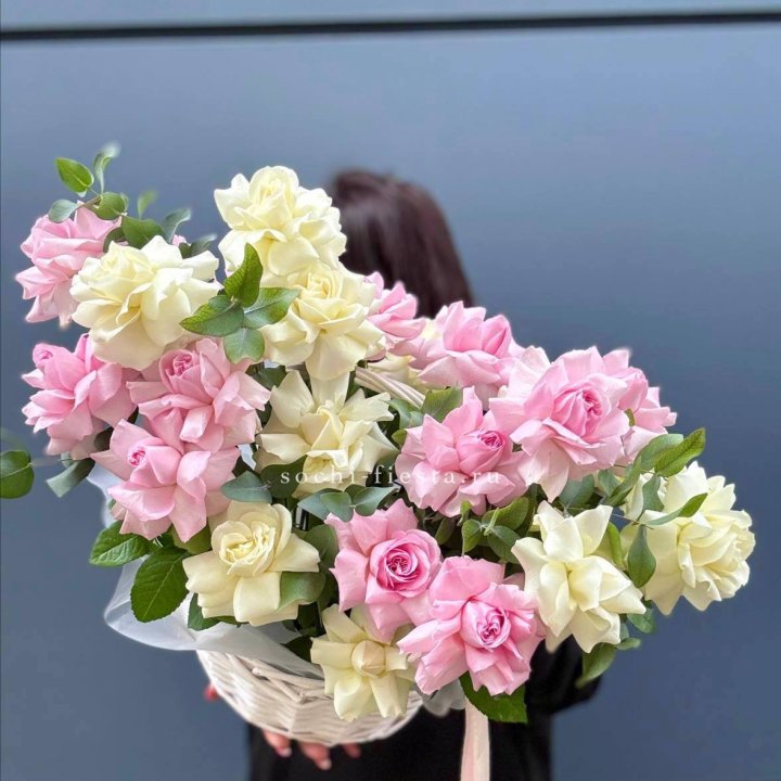 25 Французских роз в корзине в Владикавказе