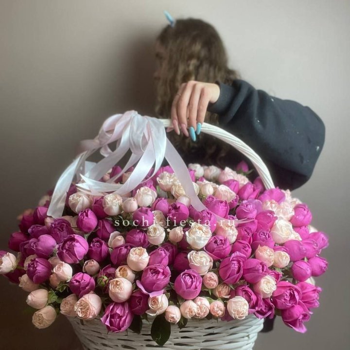 Премиум корзина пионовидных кустовых роз в Владикавказе