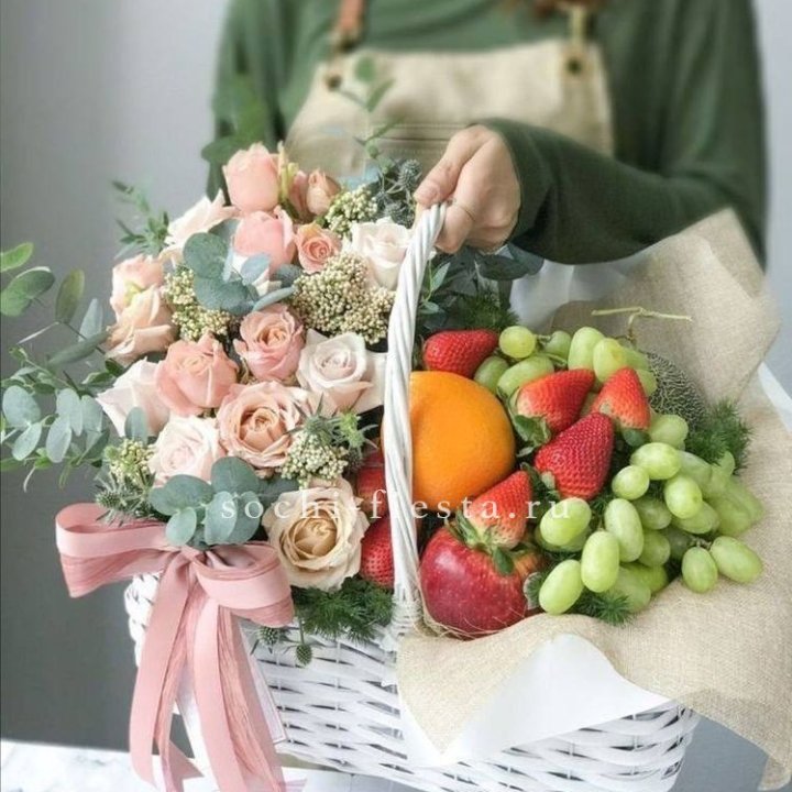 Фруктовая корзина c цветами в Владикавказе