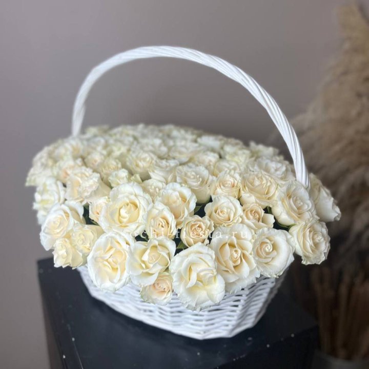 101 белая роза в корзине в Владикавказе