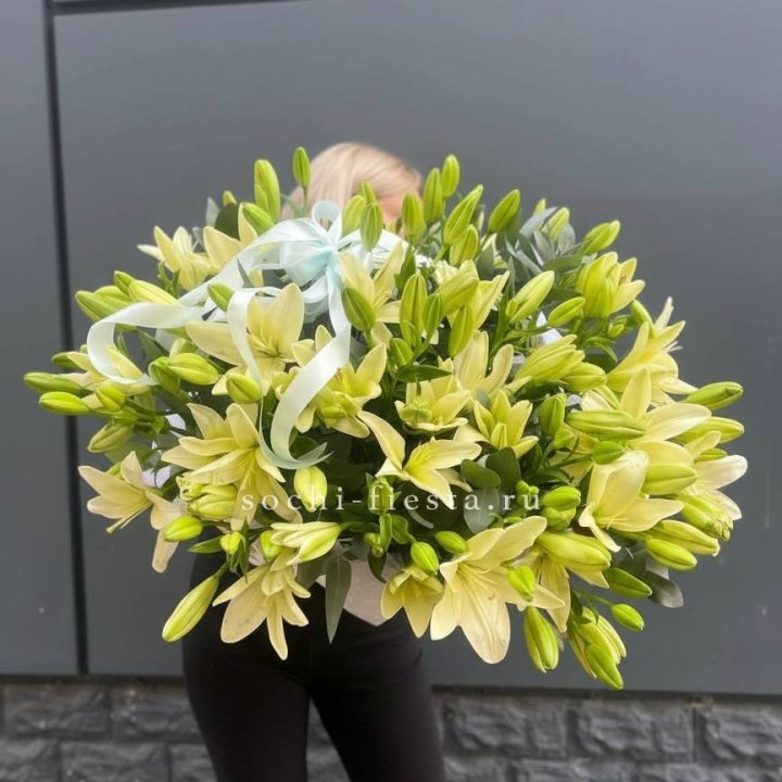 Лилии в корзине в Владикавказе