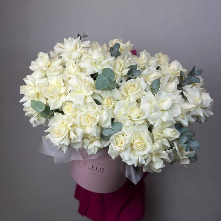 37 белых роз в боксе в Владикавказе