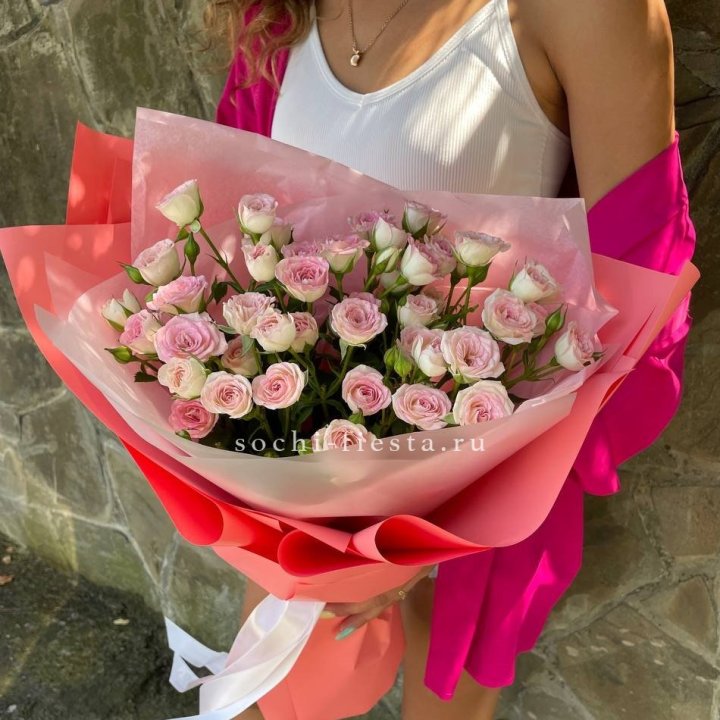 Розовые кустовые розы в Владикавказе