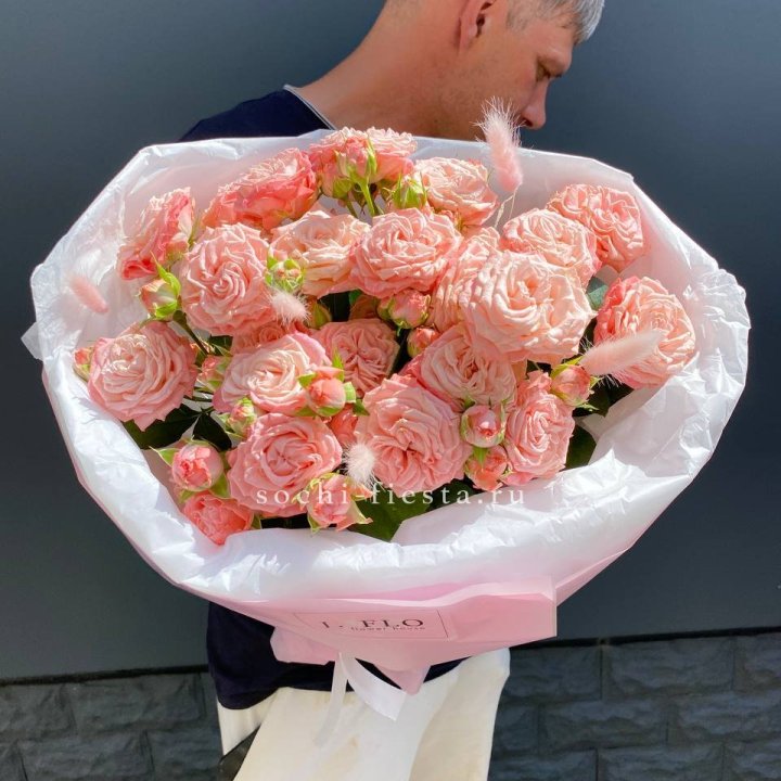 Пионовидные розы Мадам Бомбастик в Владикавказе