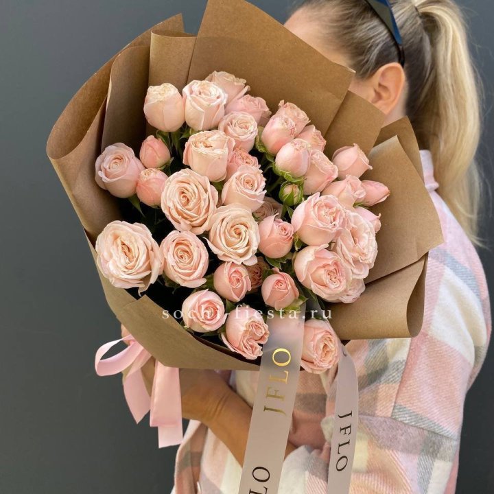 Кустовые розы Бомбастик в крафте в Владикавказе