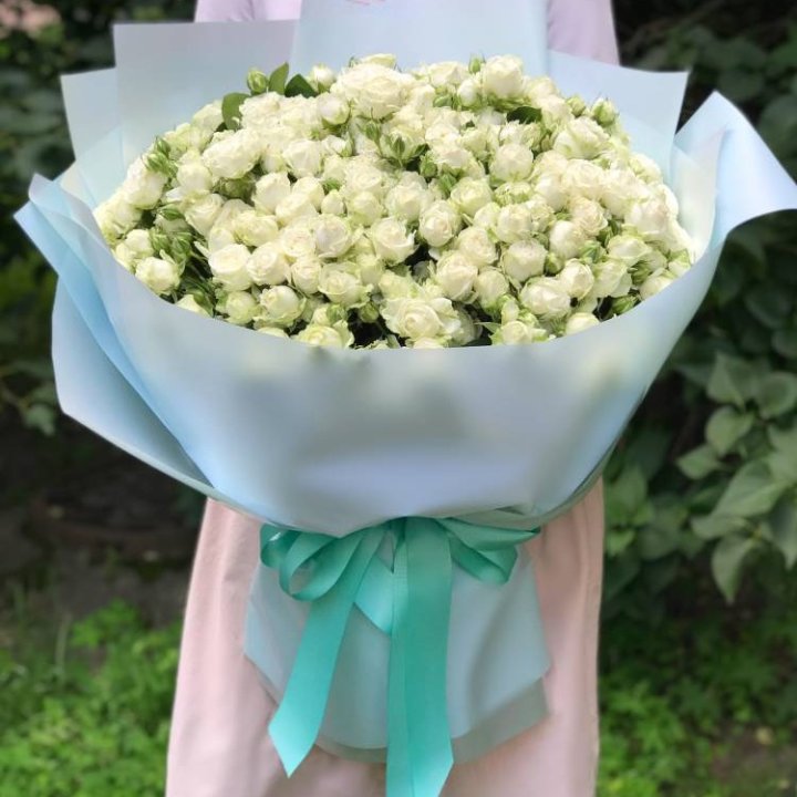 51 белая кустовая роза в Владикавказе