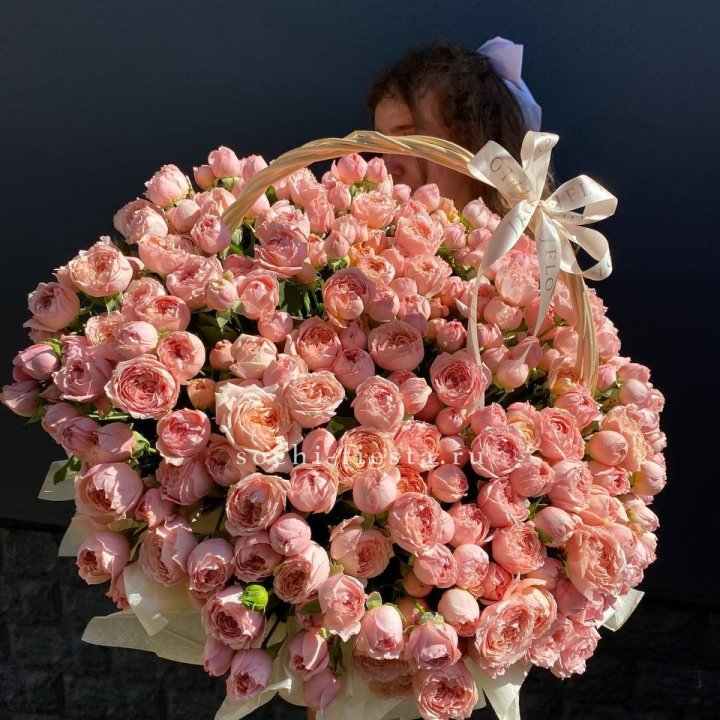 Корзина из пионовидных роз в Владикавказе