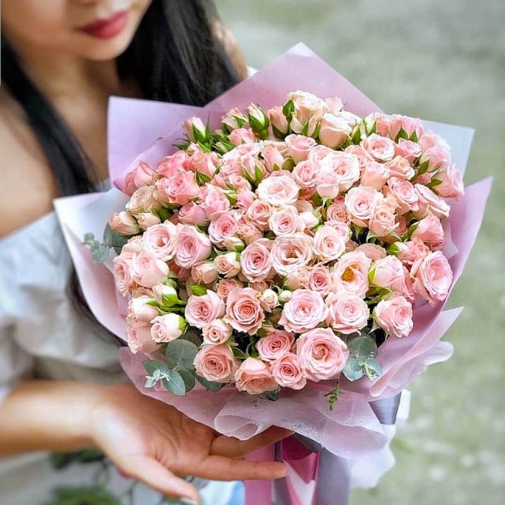 Кустовые розы с эвкалиптом в Владикавказе