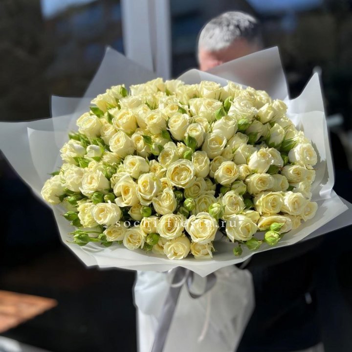 Белые кустовые розы 31 шт в Владикавказе