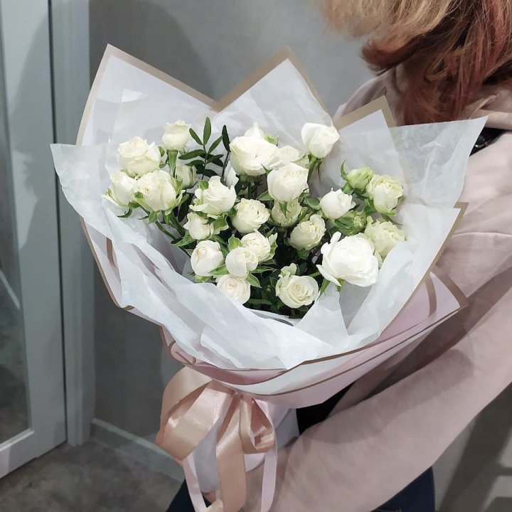 Белоснежные кустовые розы в Владикавказе