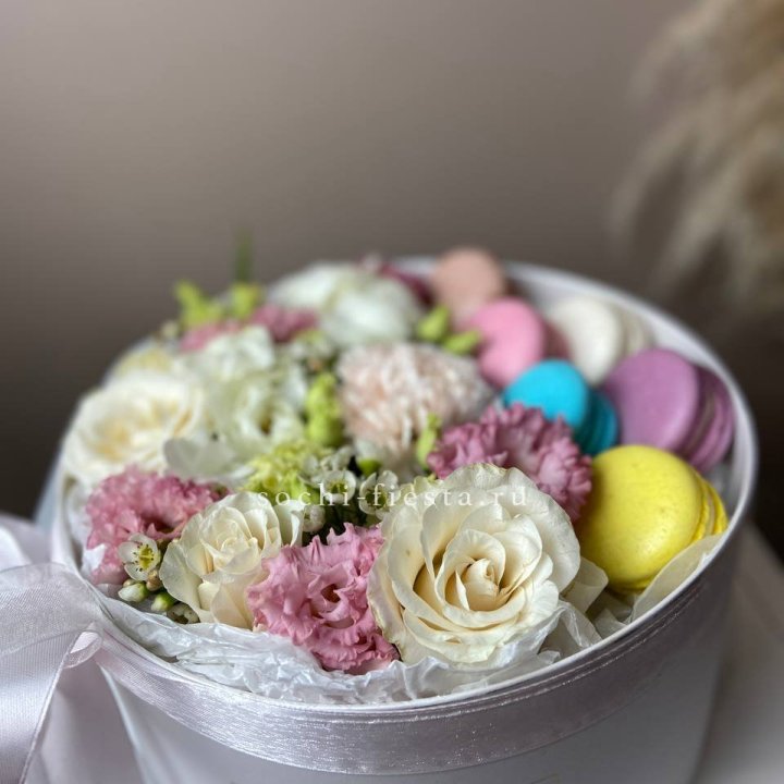 Цветы в цилиндре с макаронс "Прованс" в Владикавказе