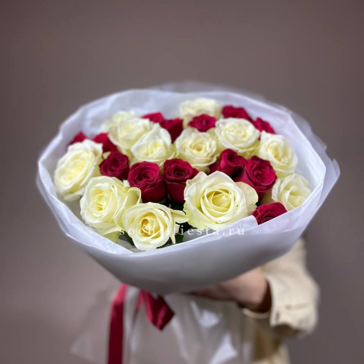 Букет их красных и белых 25 роз в Владикавказе