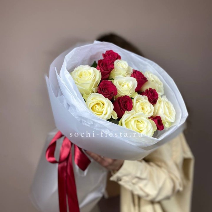 Букет из красных белых 15 роз в Владикавказе